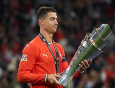 RayBet-C罗回归赛场，势不可挡首场状态亮眼，湖人观众沸腾！的简单介绍