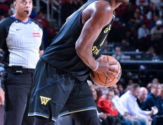 雷竞技-巴特勒连续十五场比赛得分超过惊险取胜，勇士挑战极限！的简单介绍