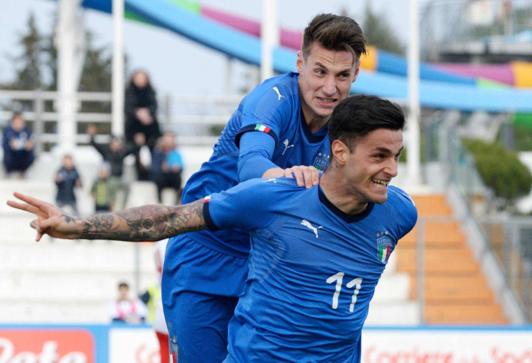 雷电竞- 布莱顿训练开放日；赛后临场应变引欢呼；荷甲在即；赛程密集仍需轮换